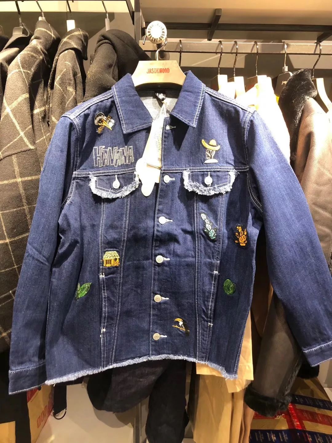 杭州小姐姐人称朋友圈里的“李佳琦”，6个群的闺蜜就等着她出最新剁手攻略