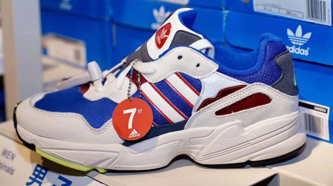 杭州小姐姐人称朋友圈里的“李佳琦”，6个群的闺蜜就等着她出最新剁手攻略