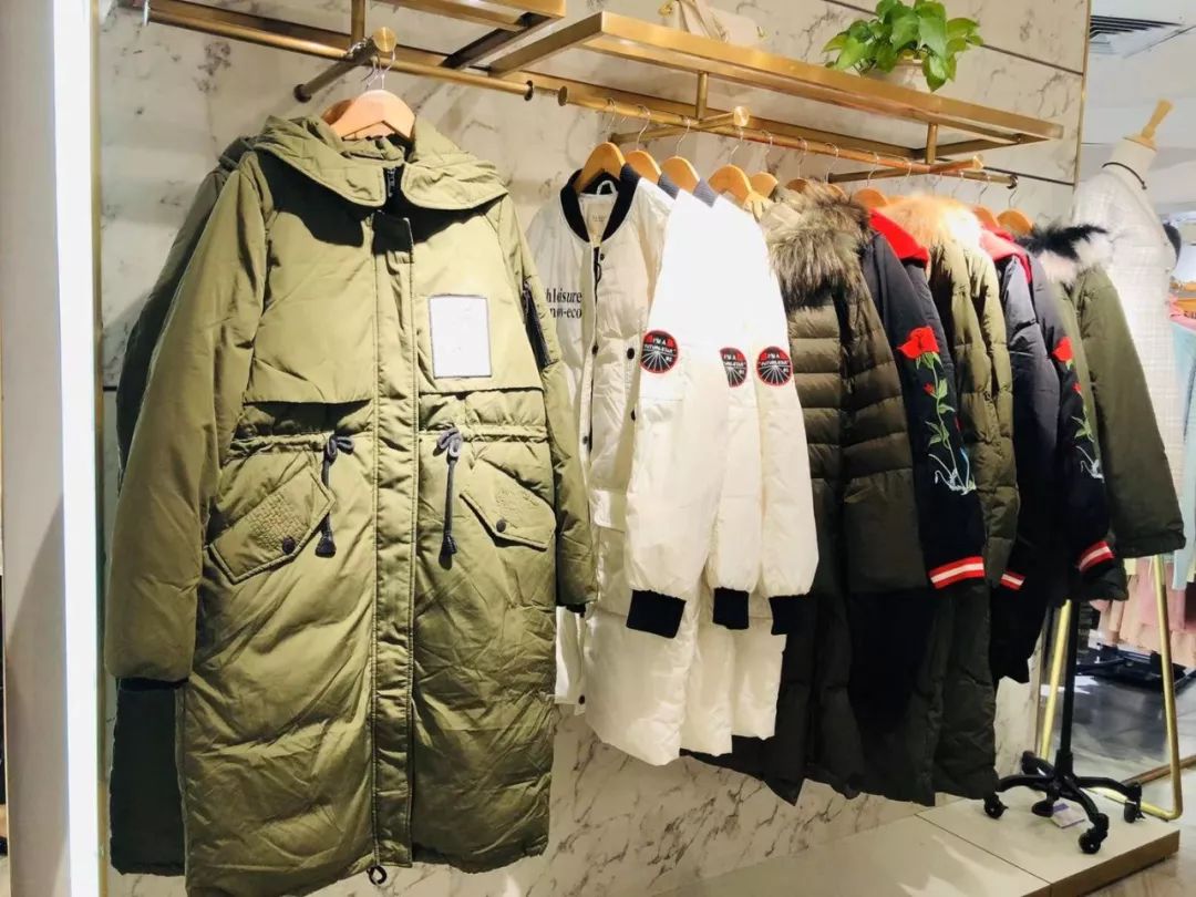 杭州小姐姐人称朋友圈里的“李佳琦”，6个群的闺蜜就等着她出最新剁手攻略