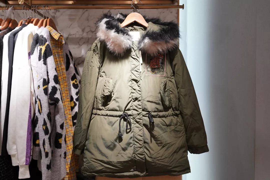 杭州小姐姐人称朋友圈里的“李佳琦”，6个群的闺蜜就等着她出最新剁手攻略