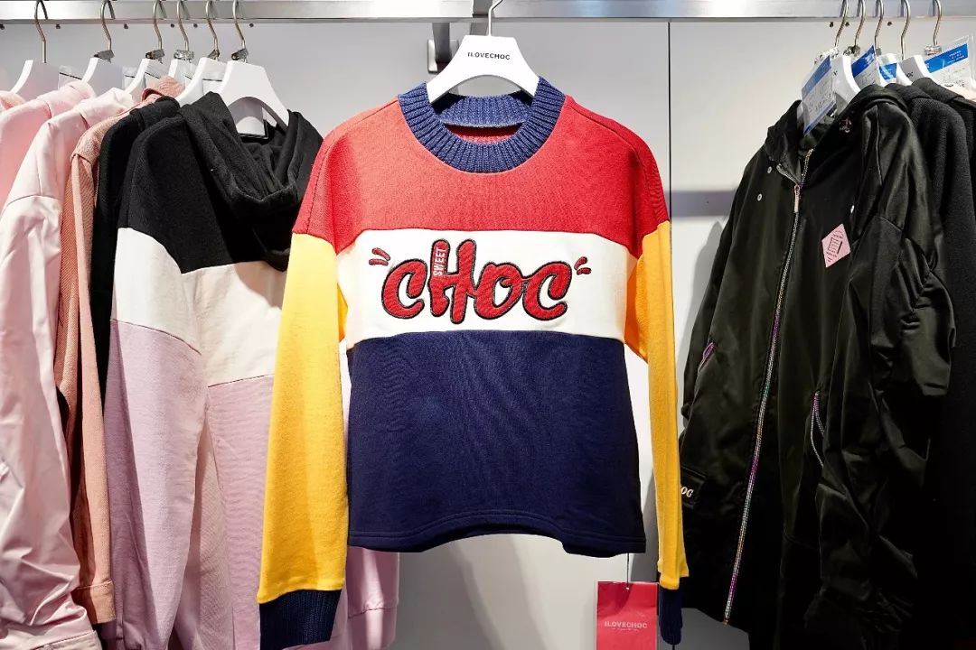 杭州小姐姐人称朋友圈里的“李佳琦”，6个群的闺蜜就等着她出最新剁手攻略