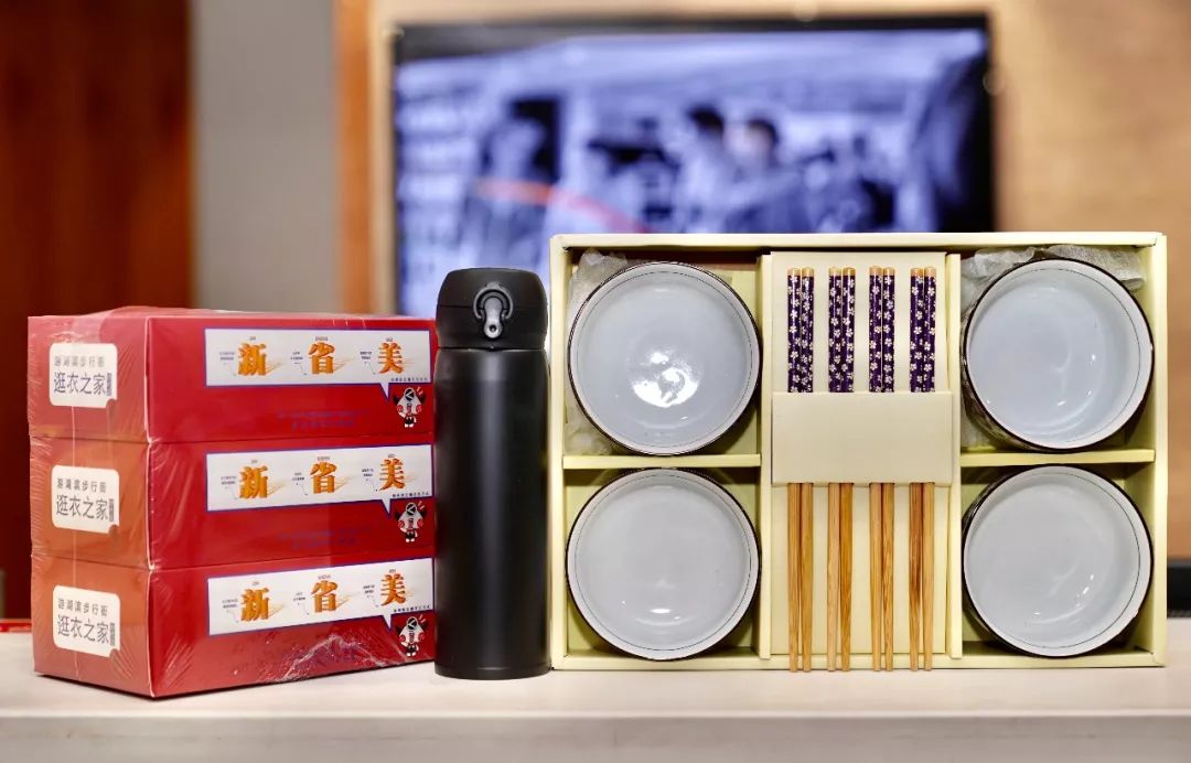 杭州小姐姐人称朋友圈里的“李佳琦”，6个群的闺蜜就等着她出最新剁手攻略