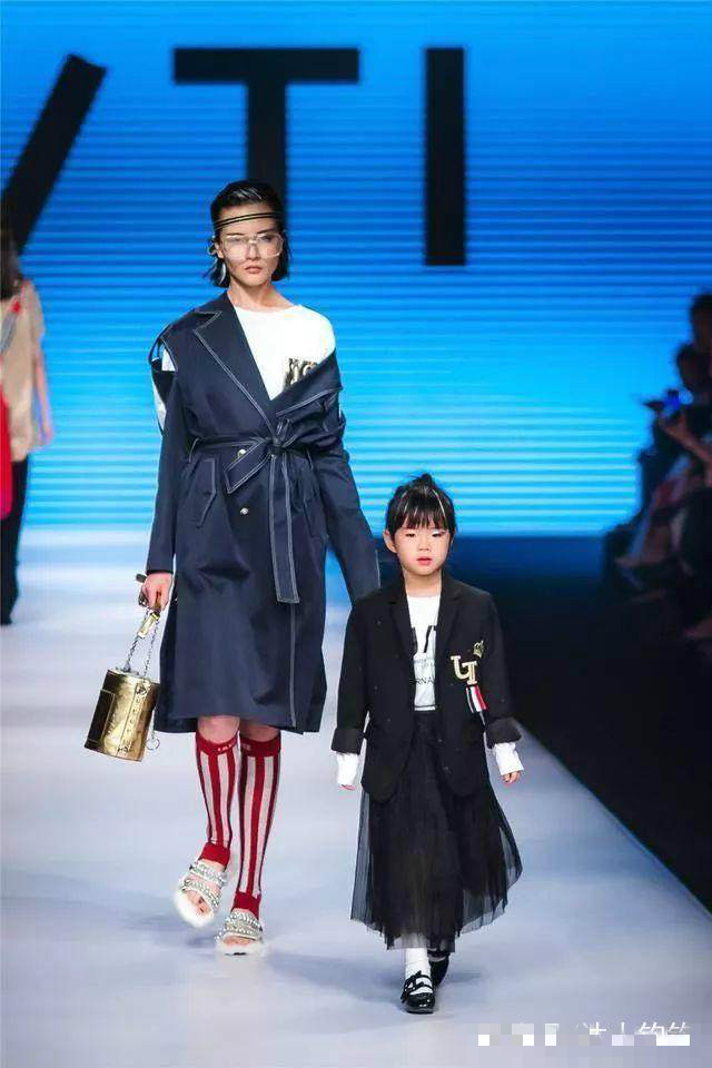 黄奕带女儿穿衣打扮,黄奕母女穿亲子装照相