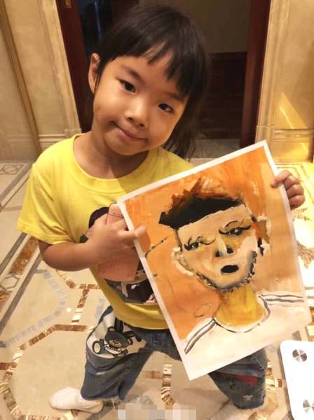 黄奕带女儿穿衣打扮,黄奕母女穿亲子装照相