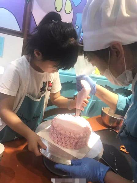 黄奕带女儿穿衣打扮,黄奕母女穿亲子装照相