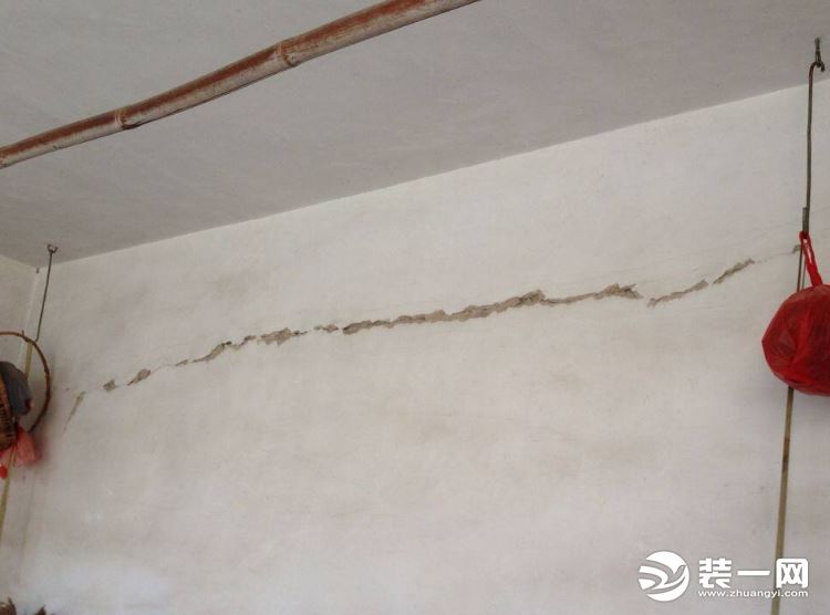 贴完壁布后墙面裂缝怎么修补,柜子与墙面结合处裂缝怎么修补