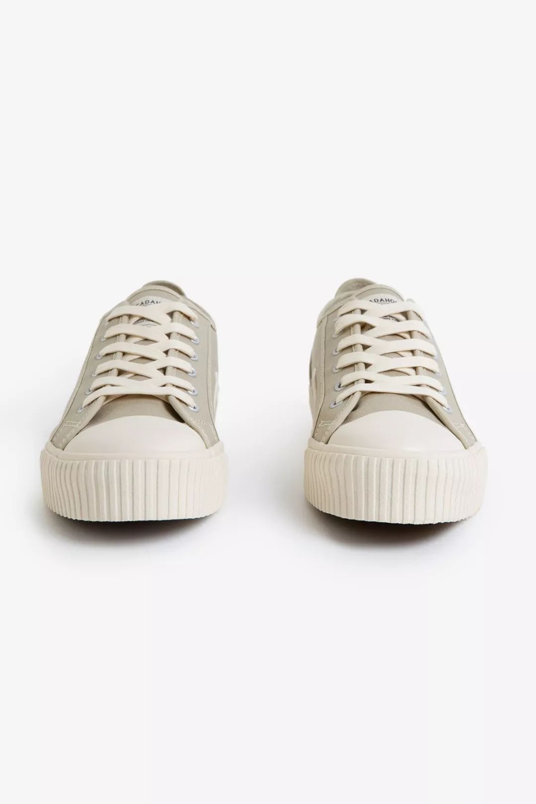 别装了，你的鞋已经出卖了你