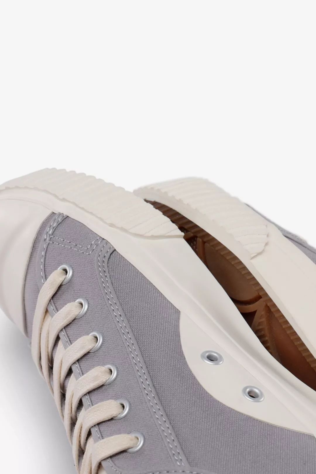 别装了，你的鞋已经出卖了你