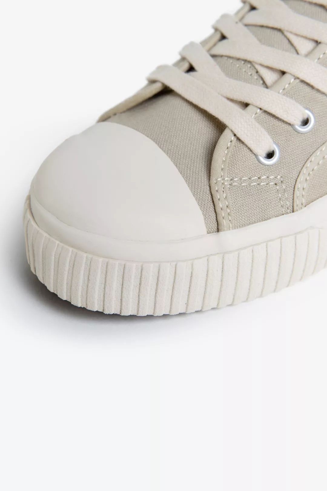 别装了，你的鞋已经出卖了你