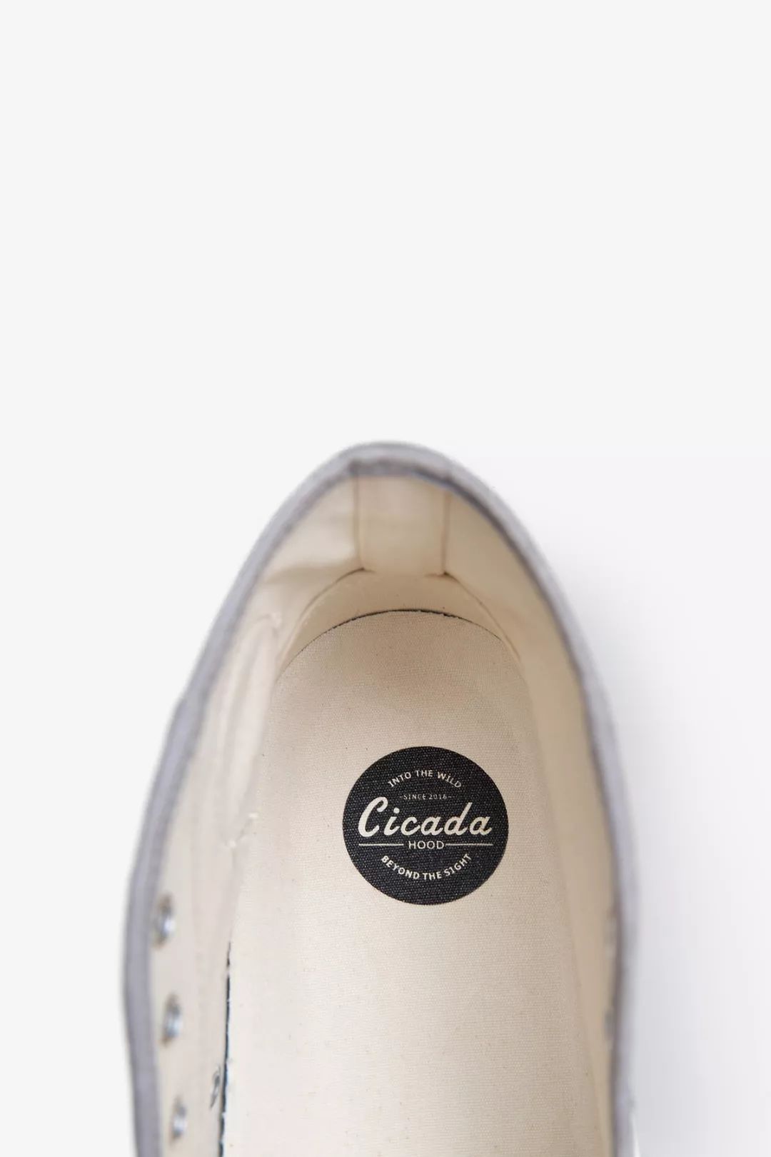 别装了，你的鞋已经出卖了你