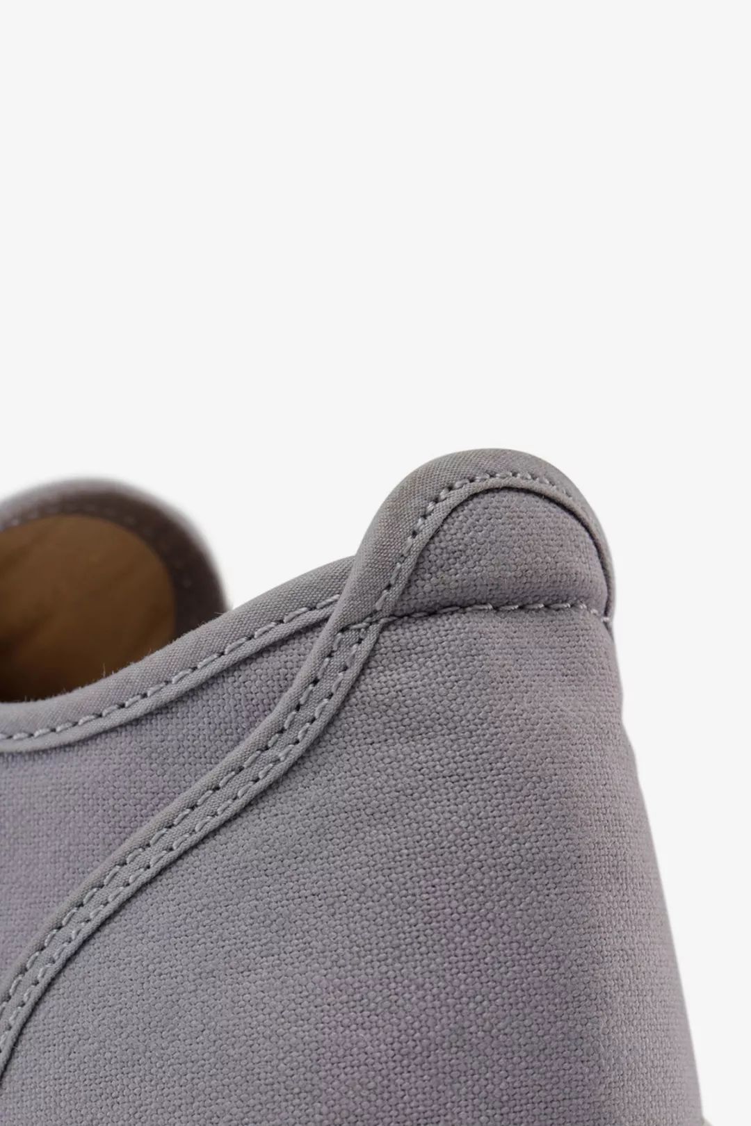 别装了，你的鞋已经出卖了你