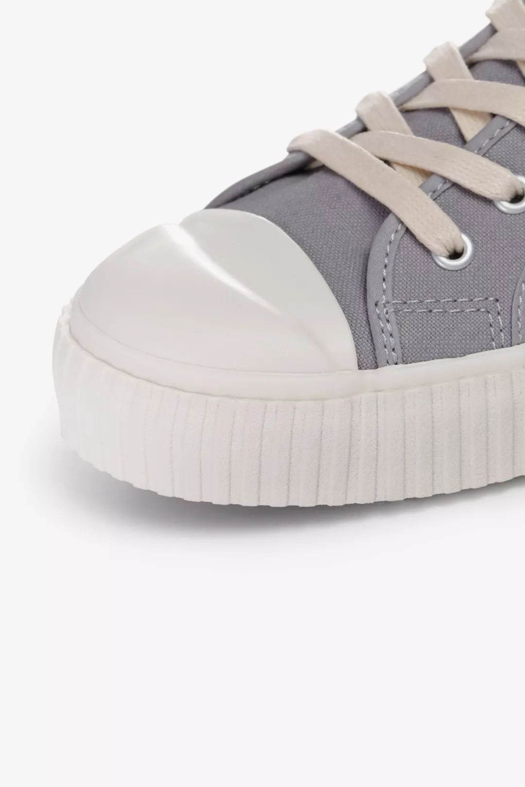 别装了，你的鞋已经出卖了你