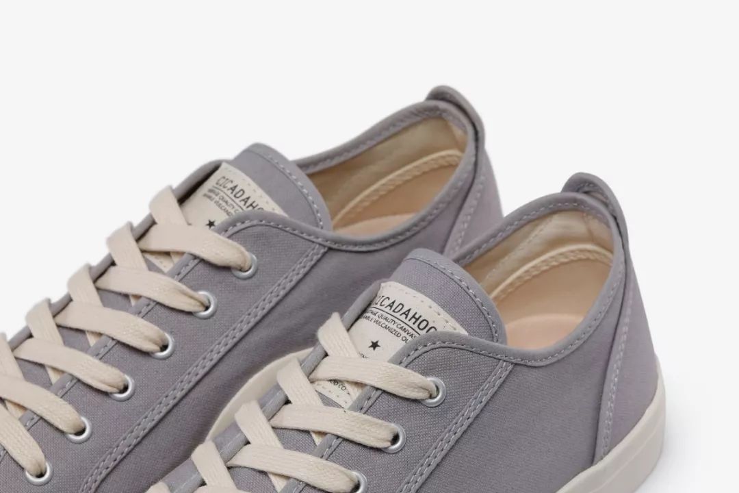 别装了，你的鞋已经出卖了你