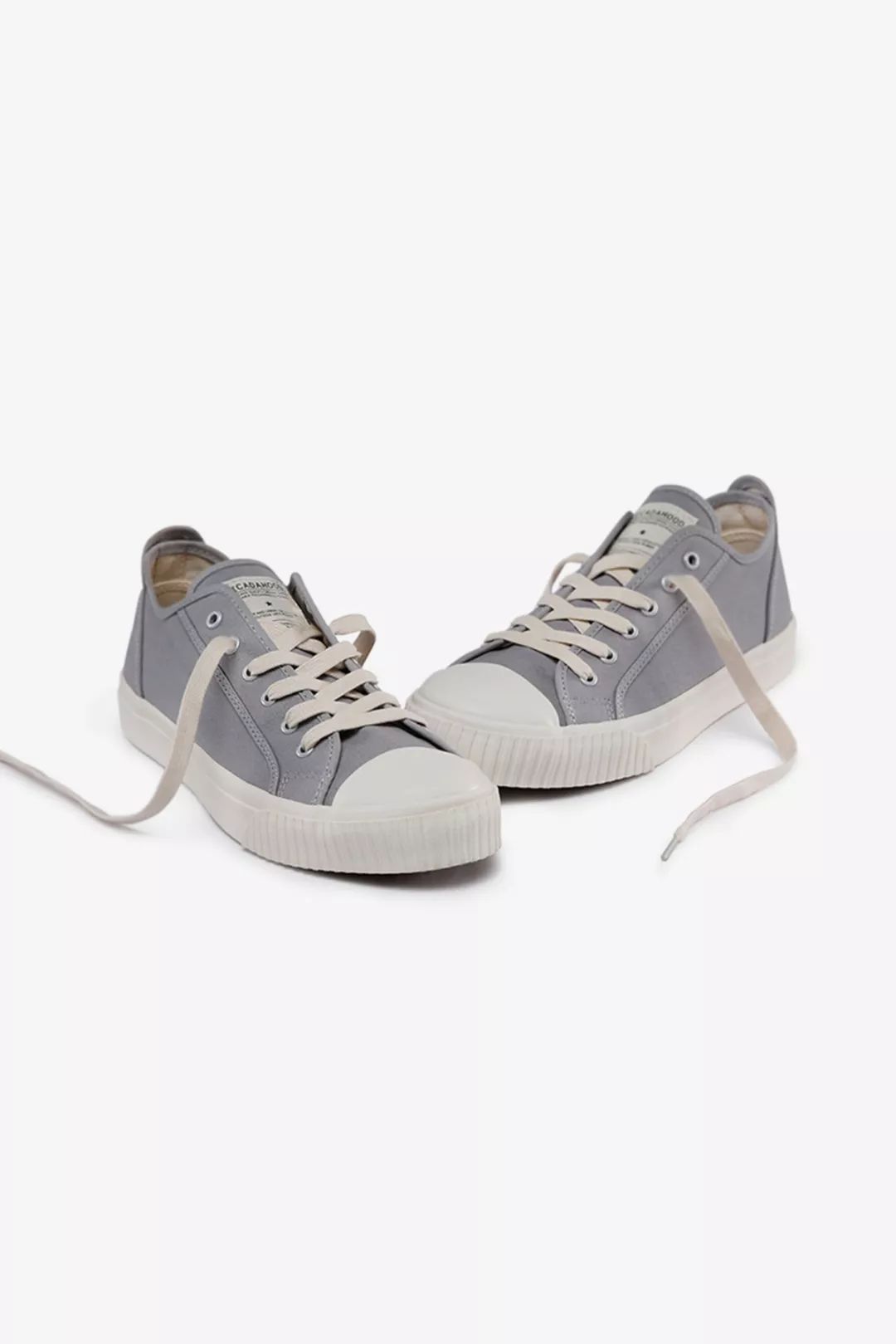 别装了，你的鞋已经出卖了你