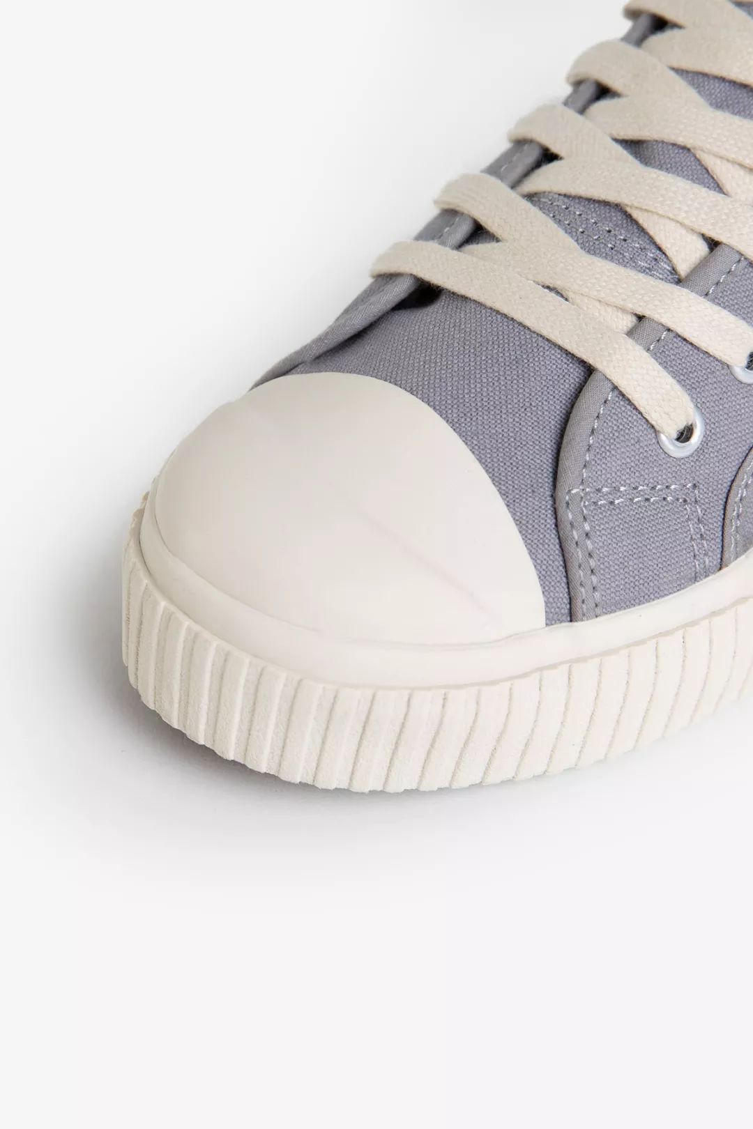 别装了，你的鞋已经出卖了你