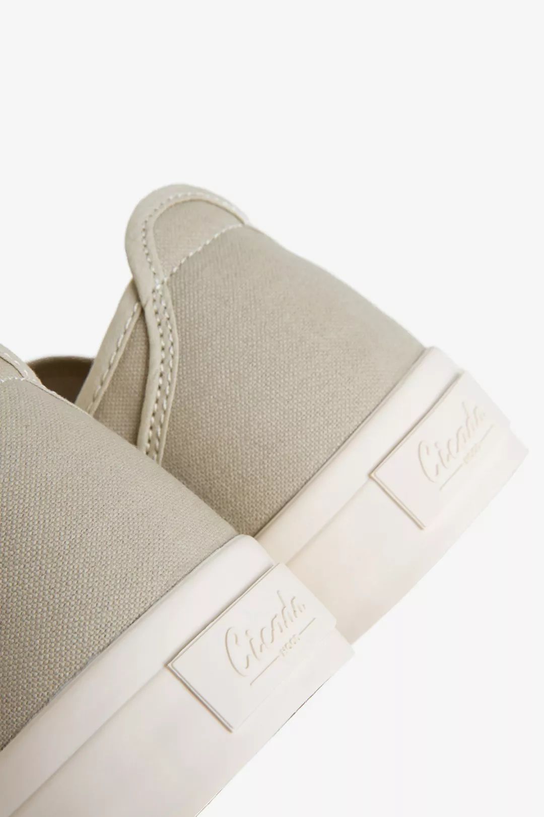 别装了，你的鞋已经出卖了你