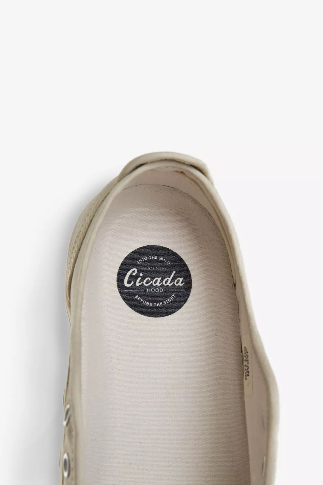 别装了，你的鞋已经出卖了你