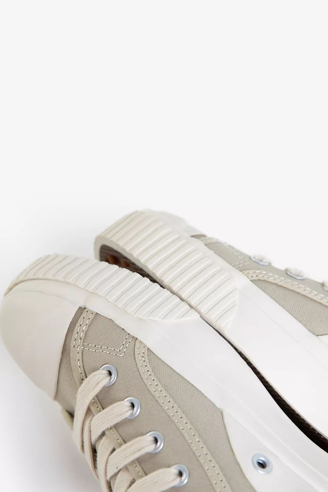 别装了，你的鞋已经出卖了你