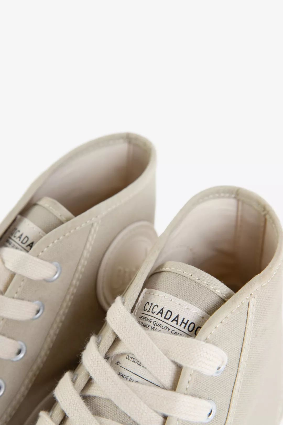 别装了，你的鞋已经出卖了你