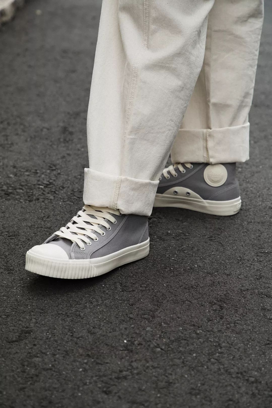 别装了，你的鞋已经出卖了你