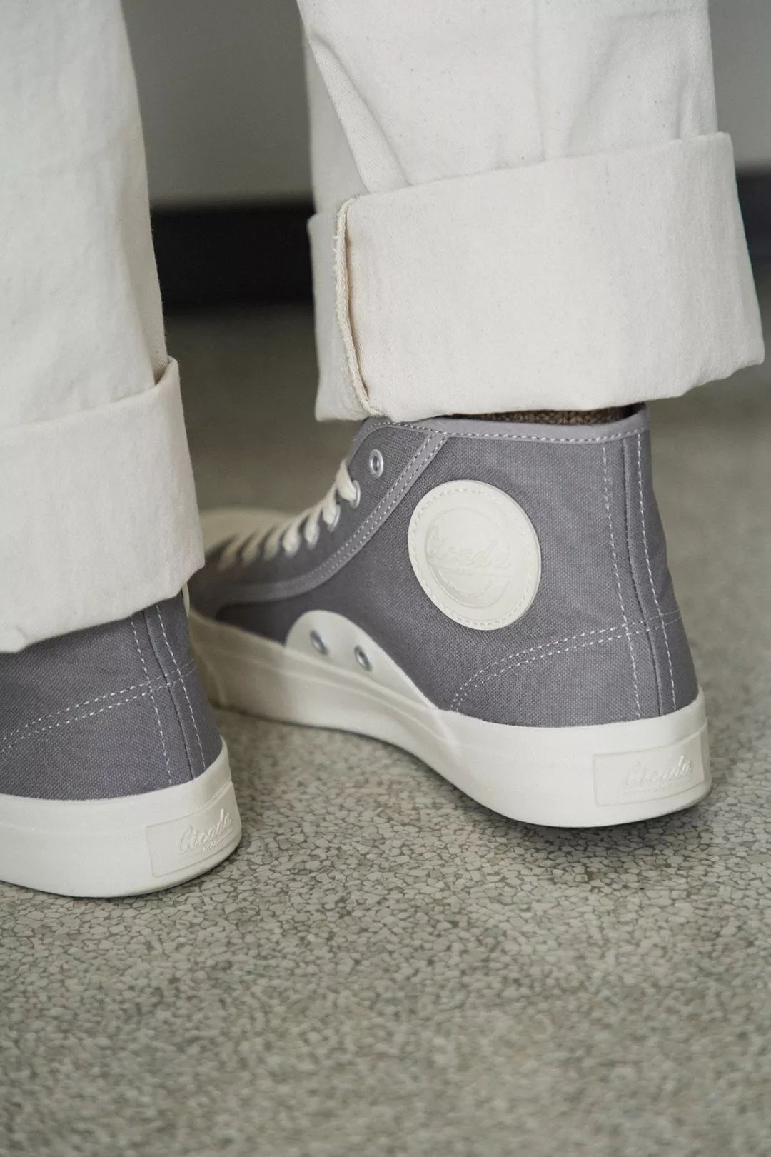 别装了，你的鞋已经出卖了你