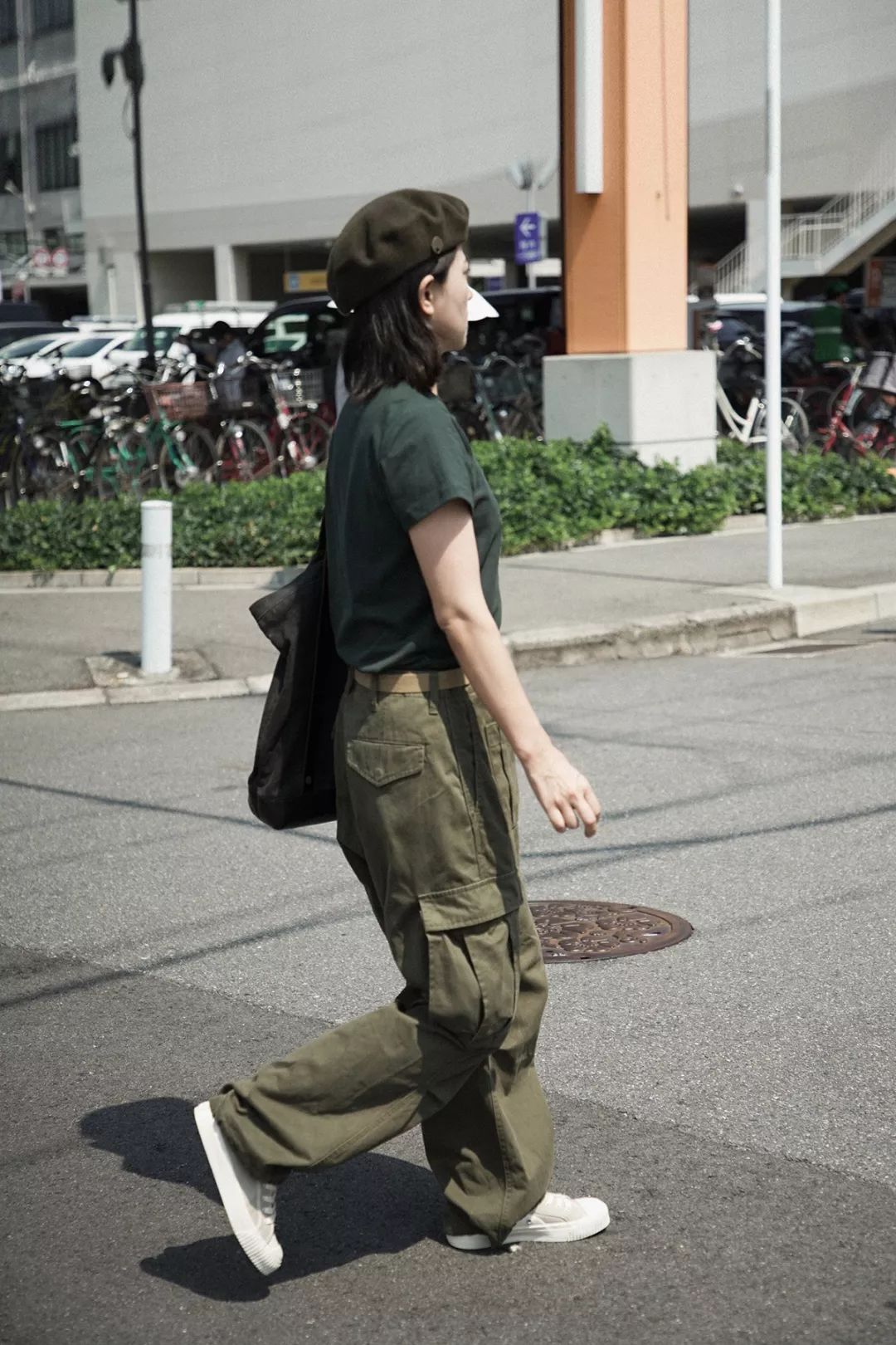 别装了，你的鞋已经出卖了你