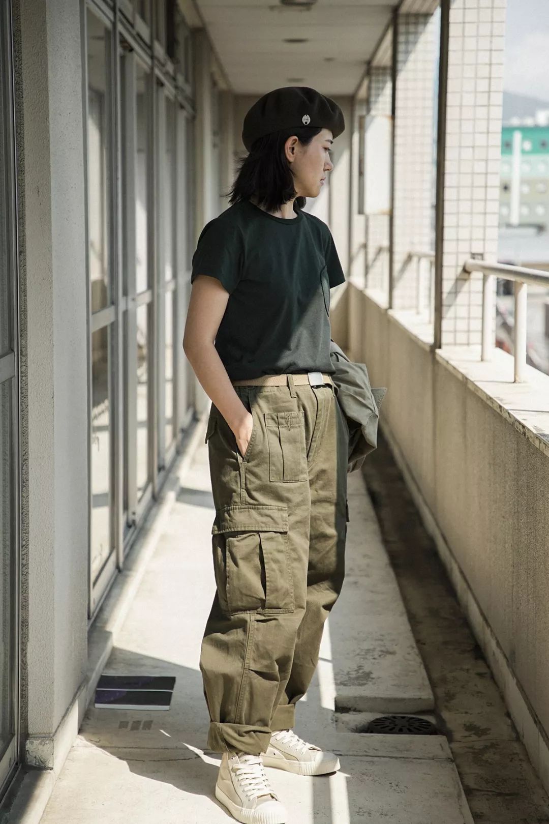 别装了，你的鞋已经出卖了你