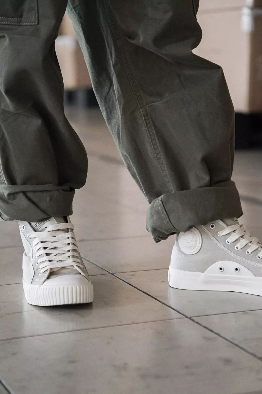 别装了，你的鞋已经出卖了你