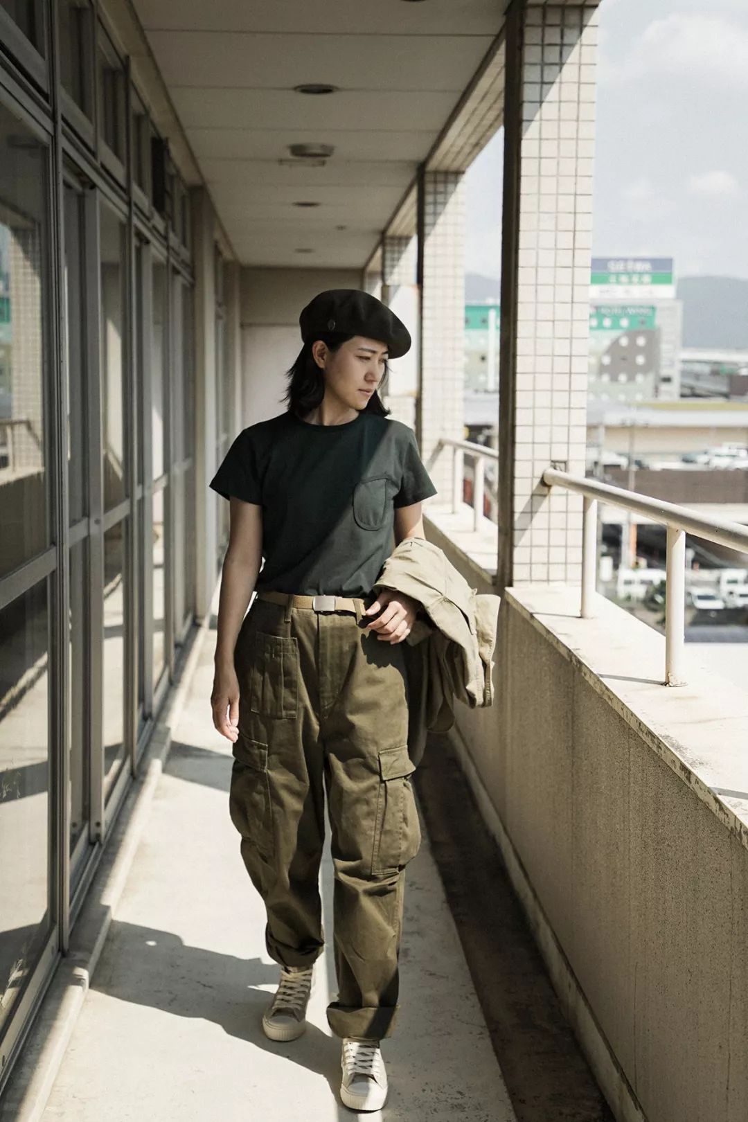 别装了，你的鞋已经出卖了你