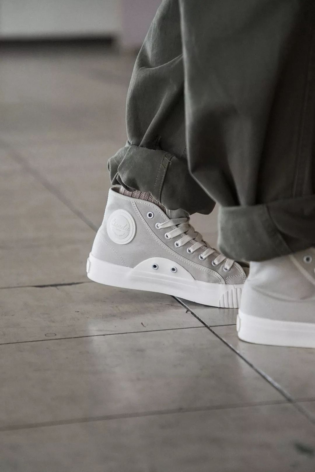 别装了，你的鞋已经出卖了你