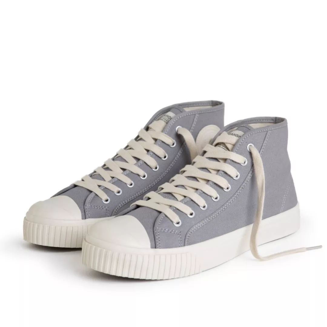 别装了，你的鞋已经出卖了你