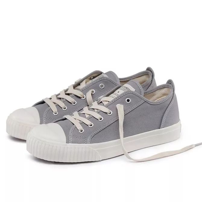 别装了，你的鞋已经出卖了你