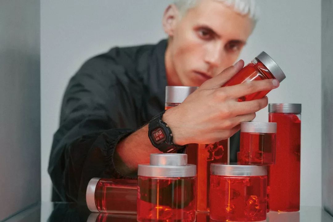 念想了十几年的“血屏”,如今要让你听个科幻故事