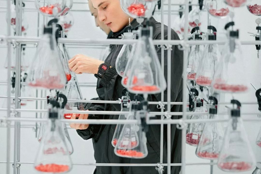 念想了十几年的“血屏”,如今要让你听个科幻故事