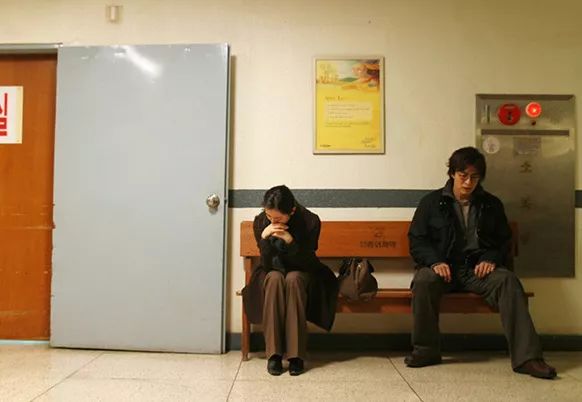 “除夕夜前,她生下一名死婴”:如果人生太难,就去妇产科看看