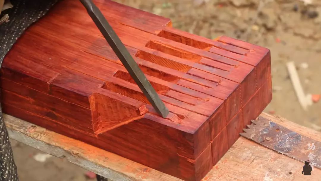 真·鲁班再世！61岁中国大爷造出2500年前鲁班凳，惊艳1000万外国网友：这还是我认识的中国功夫吗？
