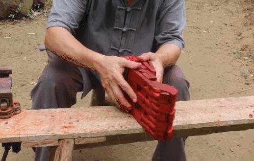 真·鲁班再世！61岁中国大爷造出2500年前鲁班凳，惊艳1000万外国网友：这还是我认识的中国功夫吗？