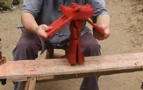真·鲁班再世！61岁中国大爷造出2500年前鲁班凳，惊艳1000万外国网友：这还是我认识的中国功夫吗？
