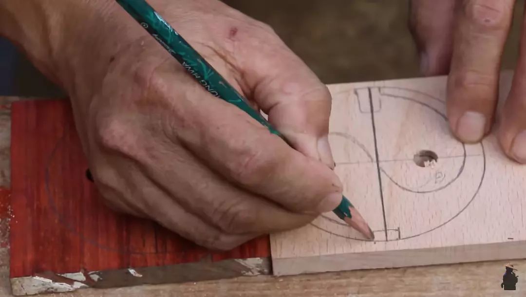 真·鲁班再世！61岁中国大爷造出2500年前鲁班凳，惊艳1000万外国网友：这还是我认识的中国功夫吗？