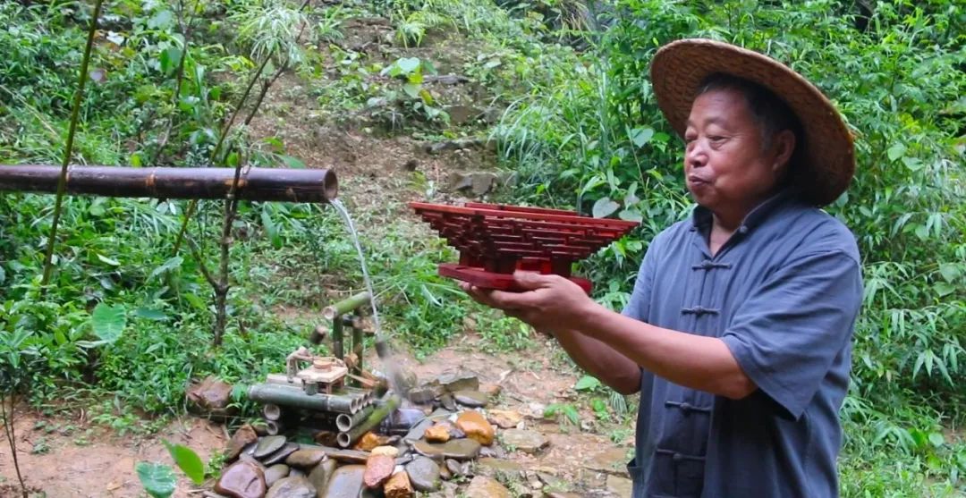 真·鲁班再世！61岁中国大爷造出2500年前鲁班凳，惊艳1000万外国网友：这还是我认识的中国功夫吗？