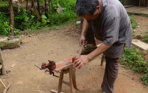 真·鲁班再世！61岁中国大爷造出2500年前鲁班凳，惊艳1000万外国网友：这还是我认识的中国功夫吗？