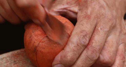 真·鲁班再世！61岁中国大爷造出2500年前鲁班凳，惊艳1000万外国网友：这还是我认识的中国功夫吗？