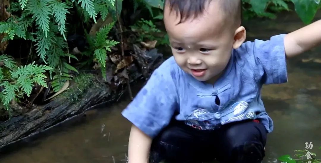 真·鲁班再世！61岁中国大爷造出2500年前鲁班凳，惊艳1000万外国网友：这还是我认识的中国功夫吗？