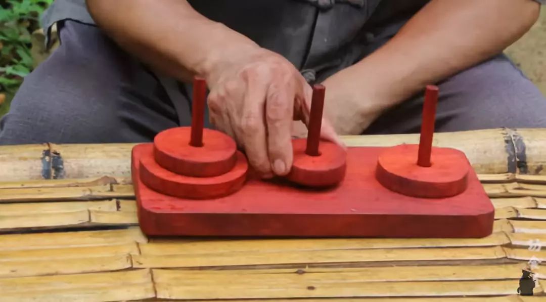 真·鲁班再世！61岁中国大爷造出2500年前鲁班凳，惊艳1000万外国网友：这还是我认识的中国功夫吗？