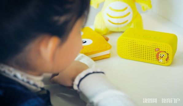 周报|13岁少年杀人判无罪;浙江小学生戴头环监控走神;韦博旗下开心豆少儿英语停业