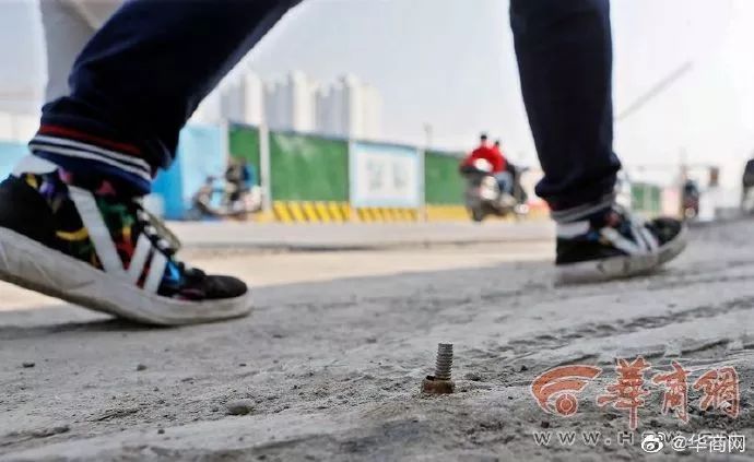 西安轮胎被扎,陕西一车主被扎坏72条轮胎