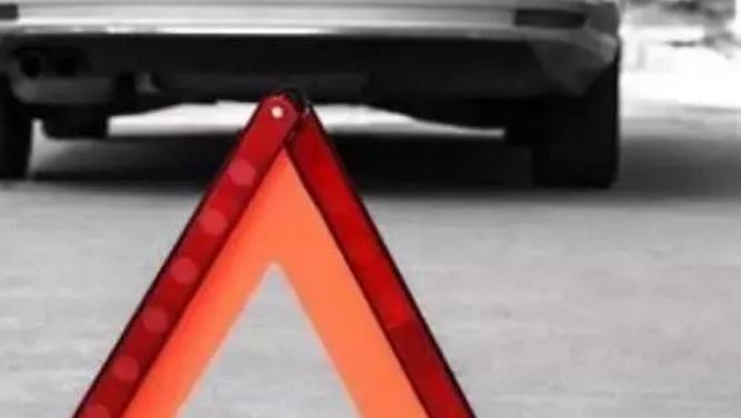 容易引起爆胎的停车方式,120码高速路车爆胎如何自救