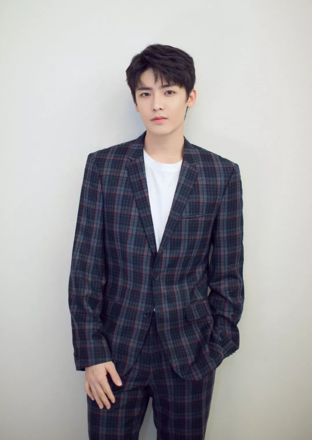 侯明昊戴眼镜喝饮料,侯明昊喝的什么饮料