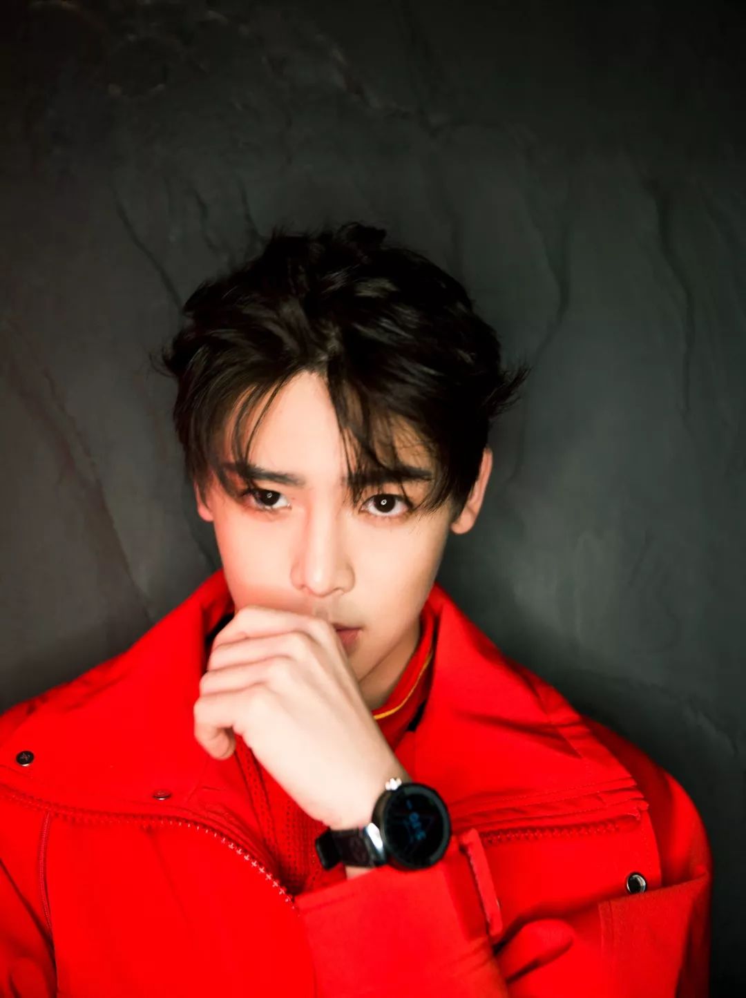 侯明昊戴眼镜喝饮料,侯明昊喝的什么饮料