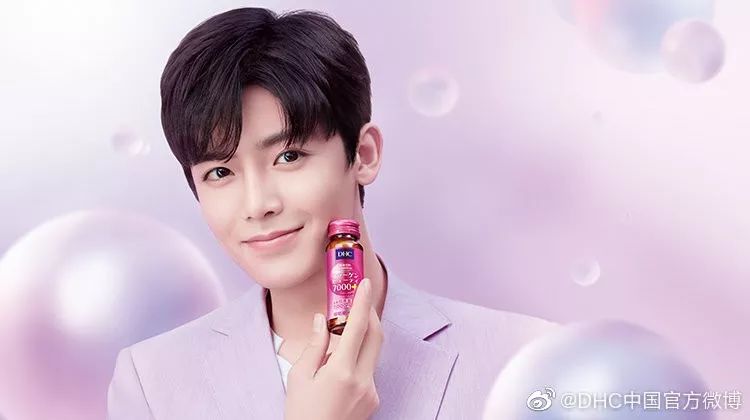 侯明昊戴眼镜喝饮料,侯明昊喝的什么饮料